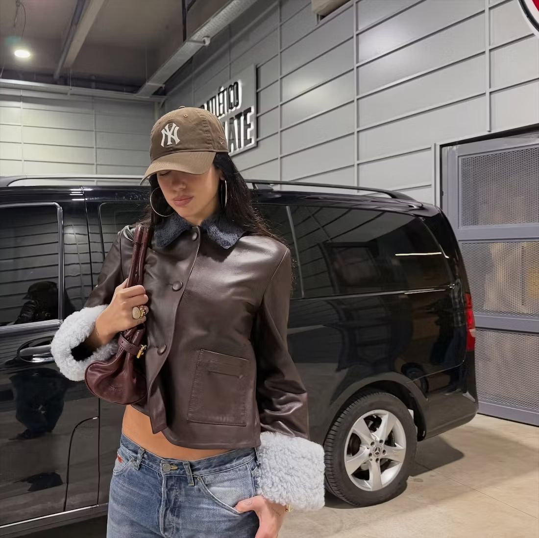 Dua Lipa és a 2000-es évek divatja, az alacsony derekú farmer