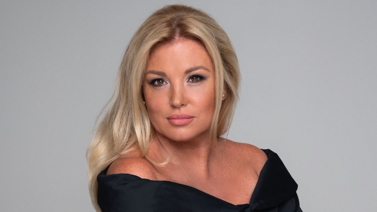 Liptai Claudia ma este egy extravagáns, kék ruhában vezeti A Nagy Duett második élő adását.