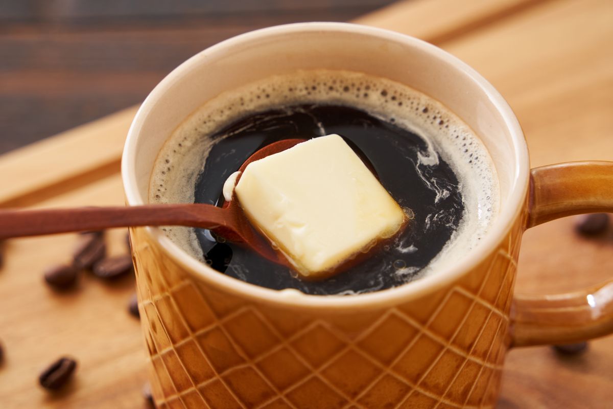 Így készül a bulletproof kávé: tegyél vajat a kávéba.