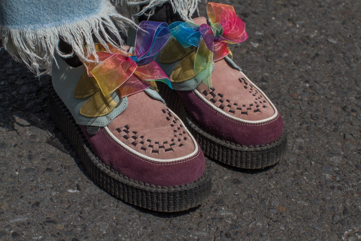 színes cipőfűzők