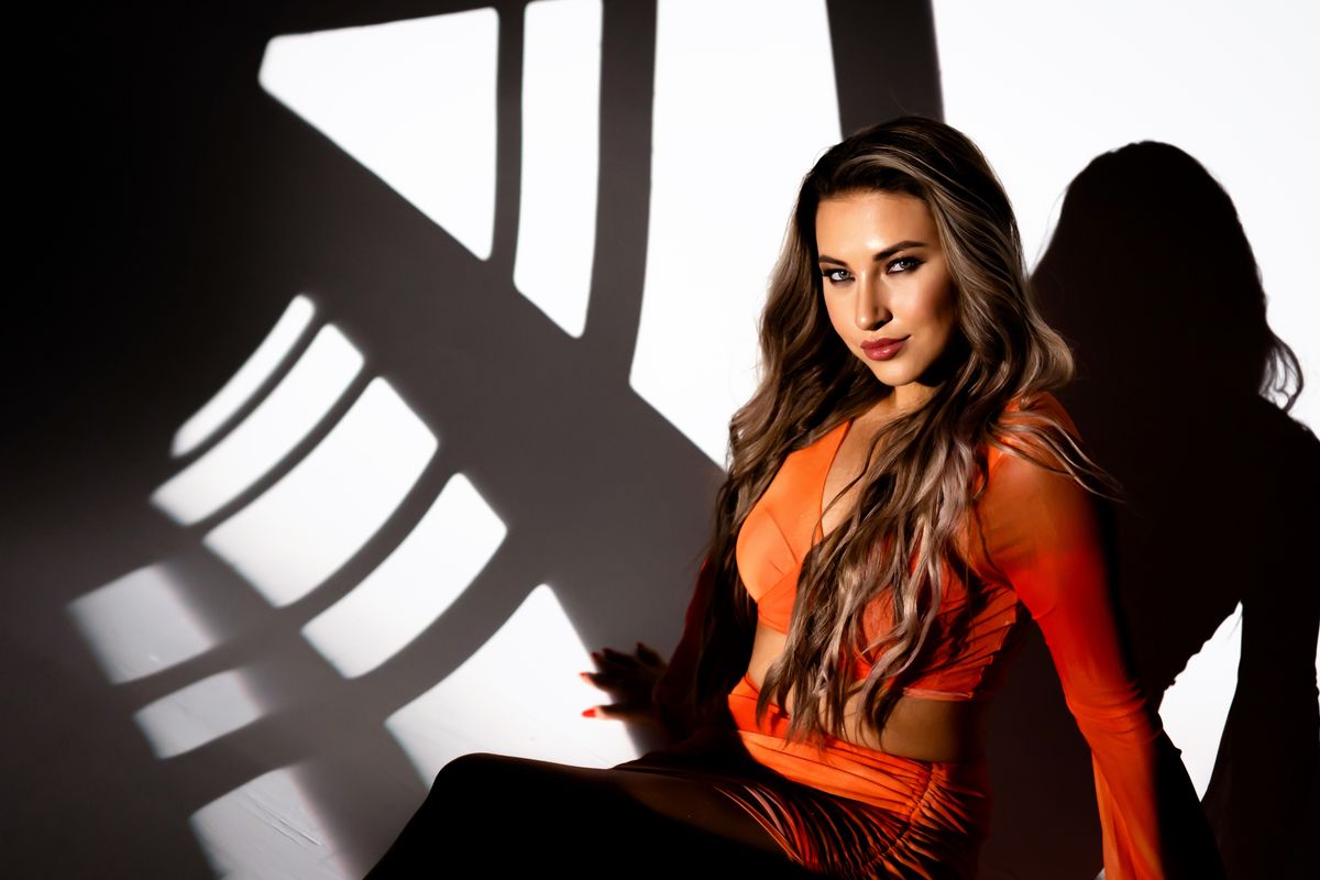 A vonzerő növelése a célja a csinos elmélekdő nőnek.