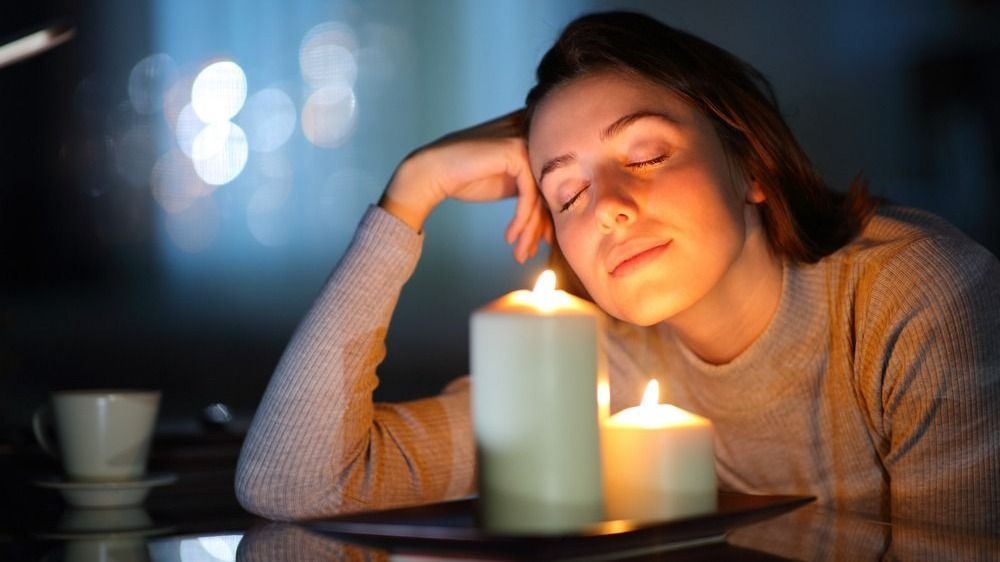 meditáló nő és gyertya