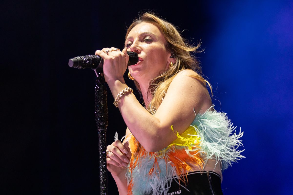 Rúzsa Magdi Megasztáros fellépésen énekel 