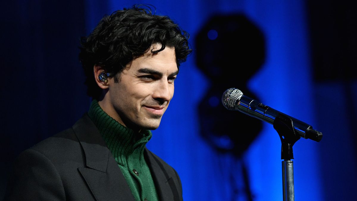Joe Jonas egyre többször jelenik meg a csinos modell oldalán