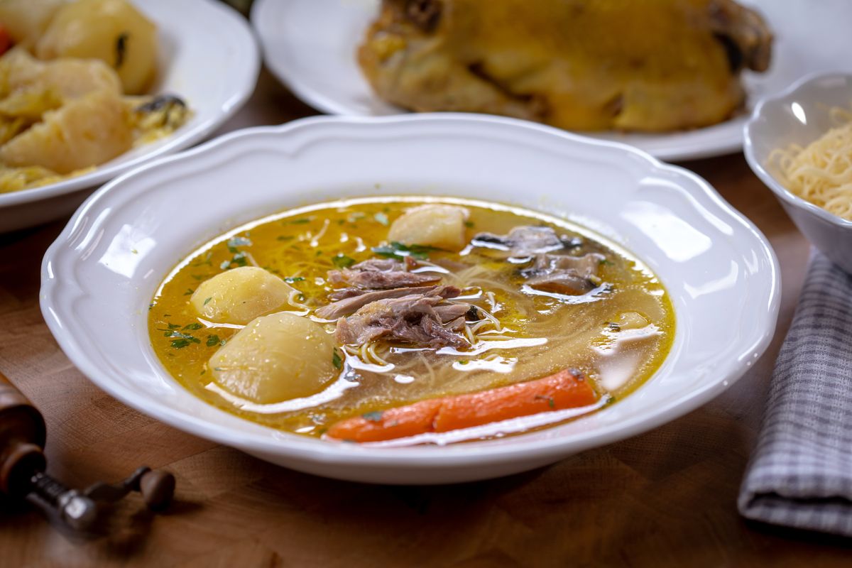 A tökéletes fácánleves receptje, az elkészült étel egy fehér tányérban tálalva.