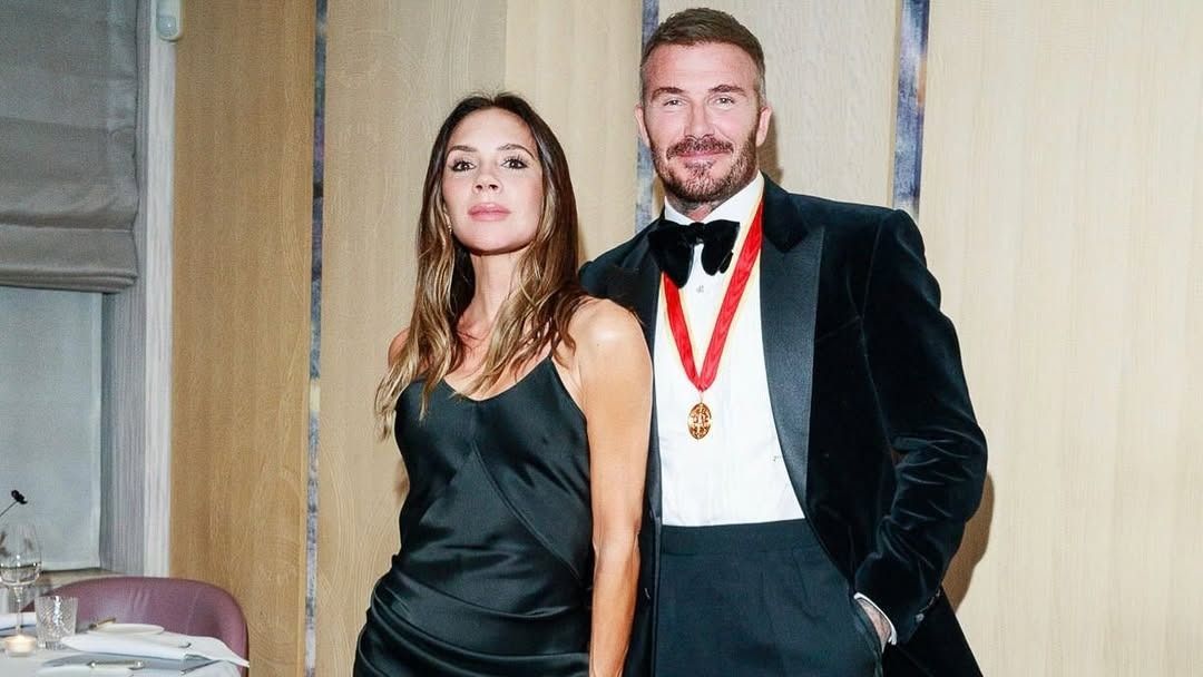 Sir David Beckham barátaival és családjával ünnepelte lovagi címét.