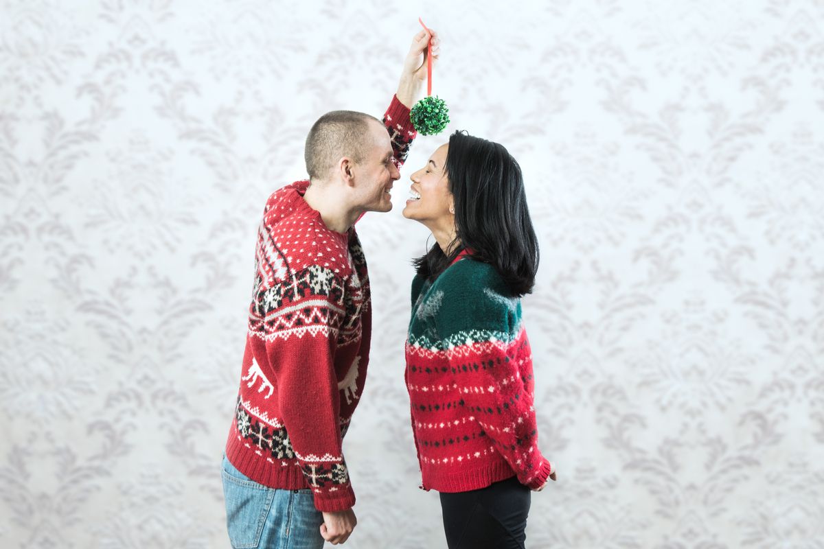 Egy boldog pár csúnya karácsonyi pulcsiban, ahogy egy ikonikus filmes jelenetben is látható. 