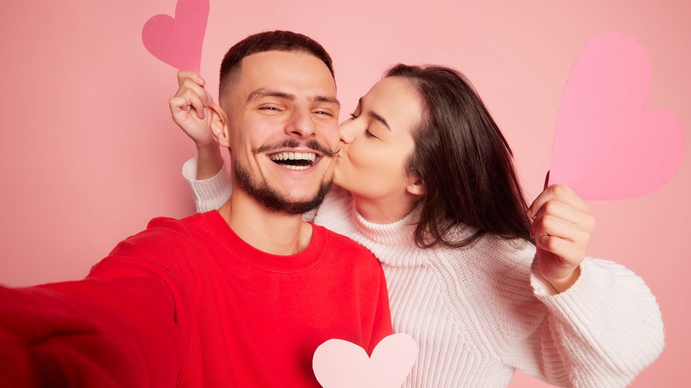 Fiatal pár szivecskékkel.