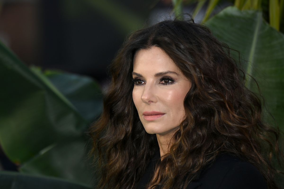 Sandra Bullock hollywoodi színésznő, aki bevallottan használja a baba fitymából készült EGF szérumot tartalmazó arckezelést.