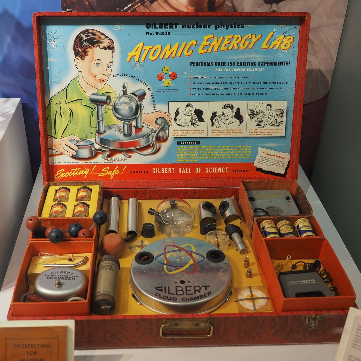 A világtörténelem legveszélyesbb játéka a radioaktív Atom Labor, ma már a gyüjtők körében felbecsülhetetlen értékű relikvia. BELFAST, UK - CIRCA JUNE 2018: The Gilbert 238 Atomic Energy Lab from 1951 is the most dangerous toy, as it contained Uranium ore samples and radioactive isotopes. Seen at the Ulster Museum.