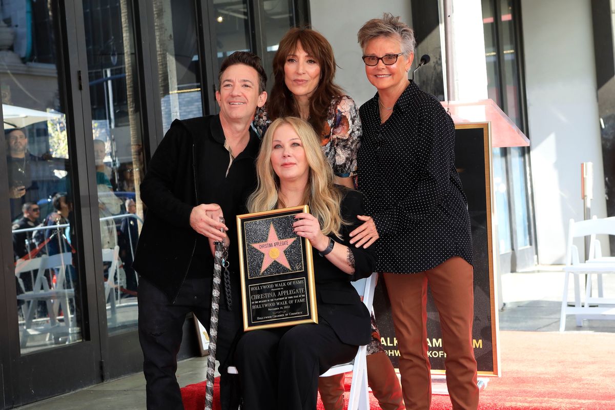 Christina Applegate színésztársai körében a Walk of Fame-en.