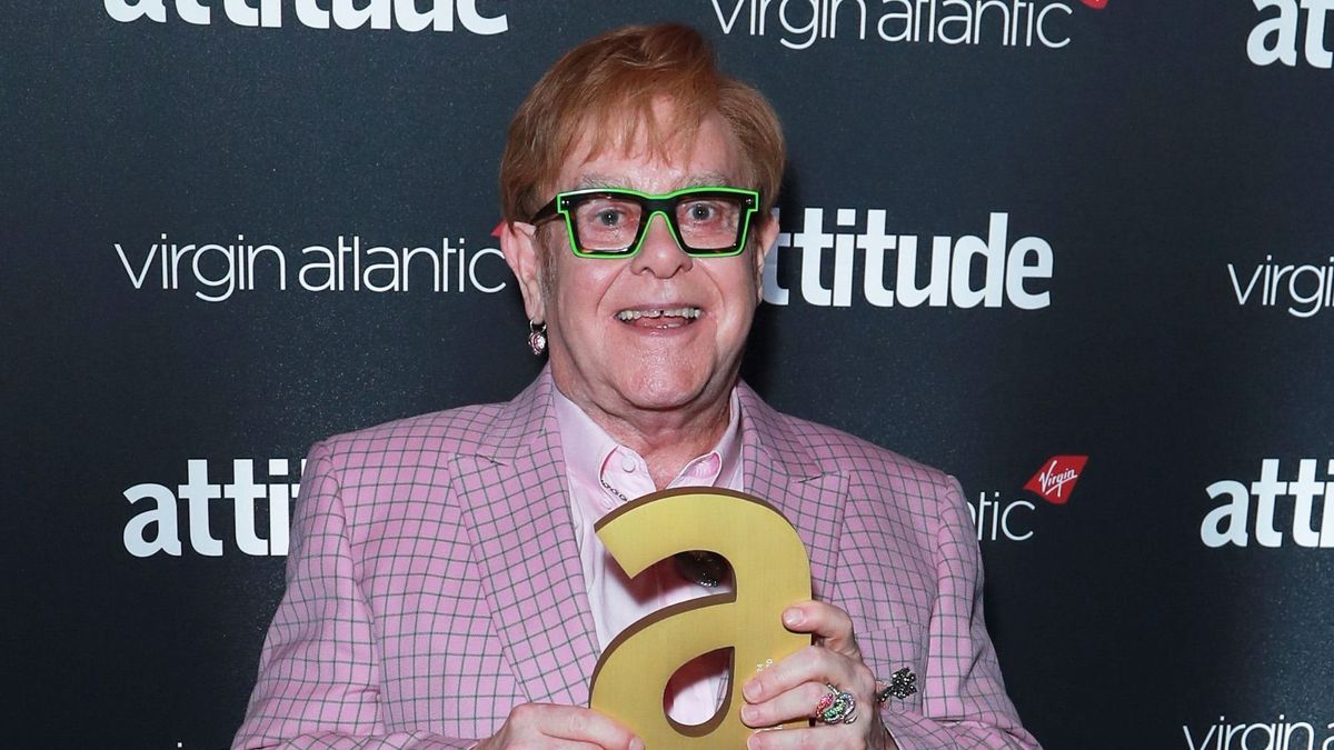 Elton John a műtétje után úgy döntött, hogy felhasználja a testéből kioperált darabokat