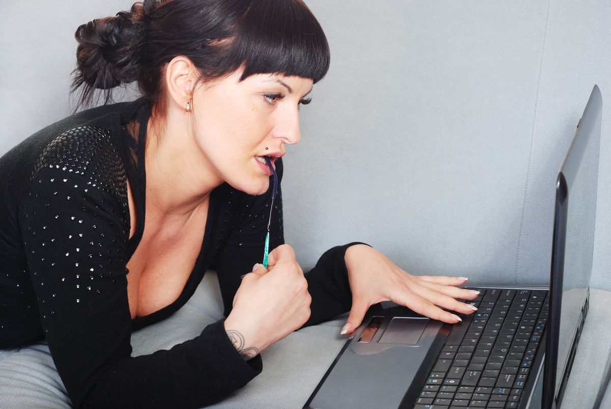 Nő IQ-teszt megoldása közben