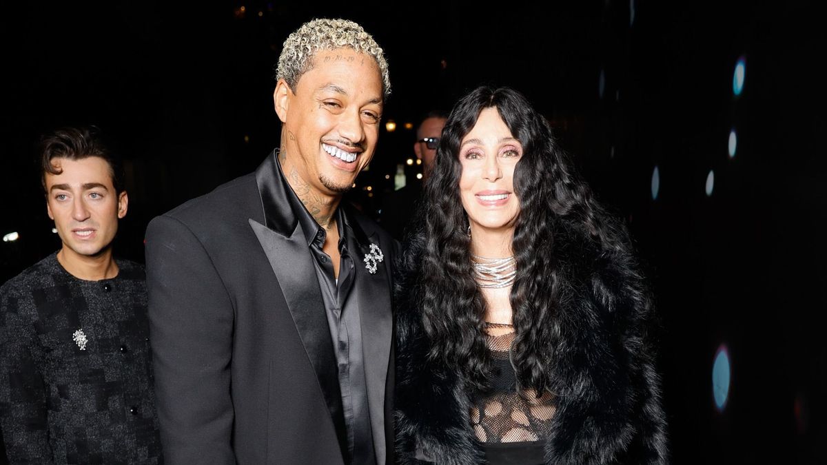 Cher és fiatal szerelme, Alexander „AE” Edwards három éve alkotnak egy párt.