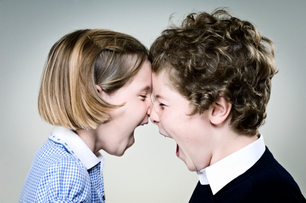 Mostohatestvérek egymás arcába üvöltenek. 