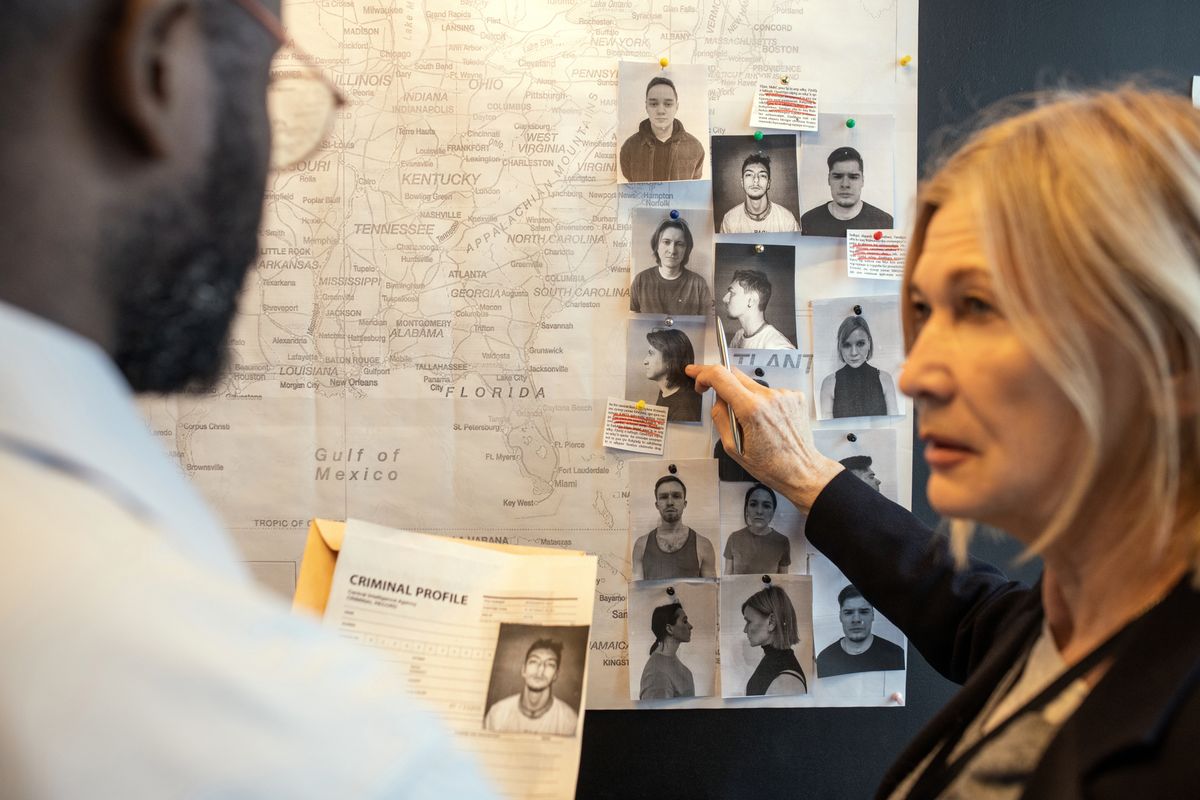 A kicsi homlok és a vastag szemöldök anno a sorozatgyilkosok jellemzője volt. 