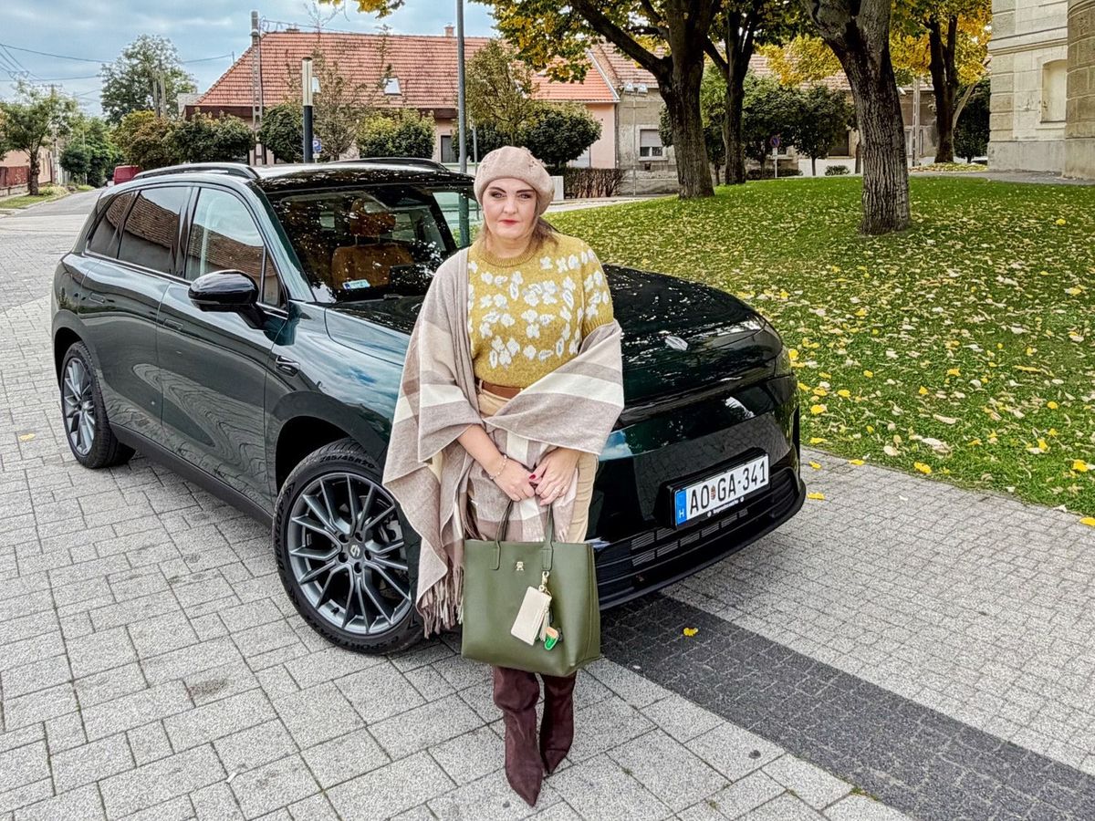 Leapmotor C10 zöld színben áll a parkolóban.