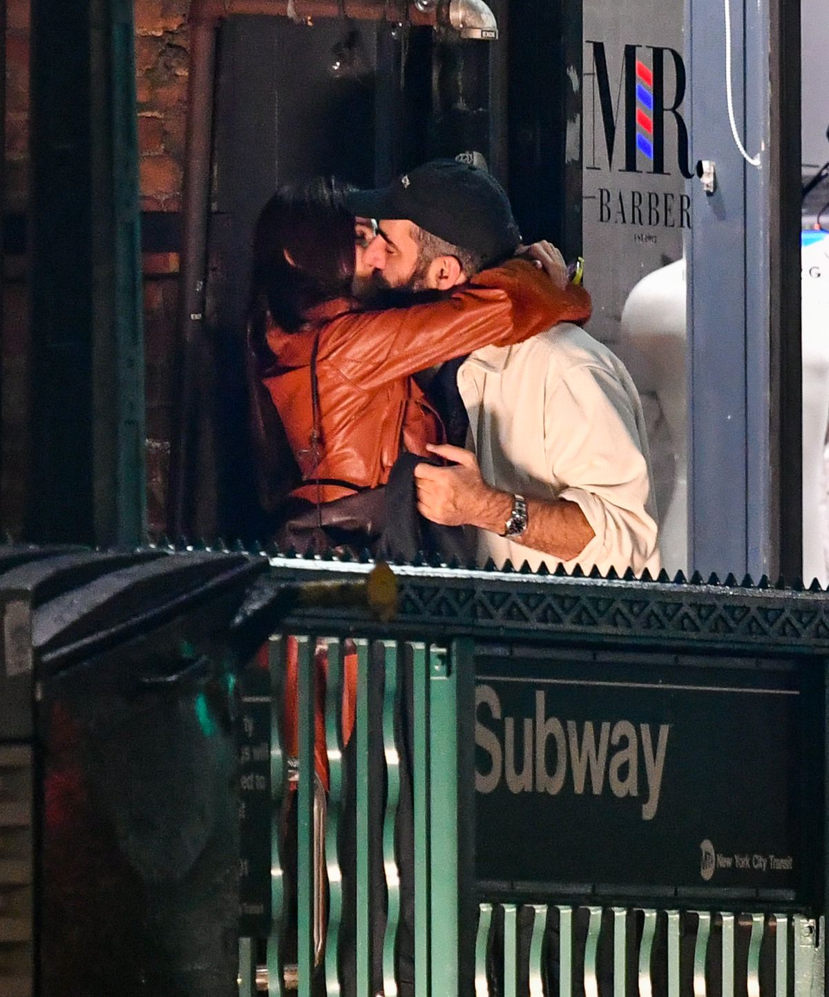  Emily Ratajkowski és Romain Gavras egy párt alkot