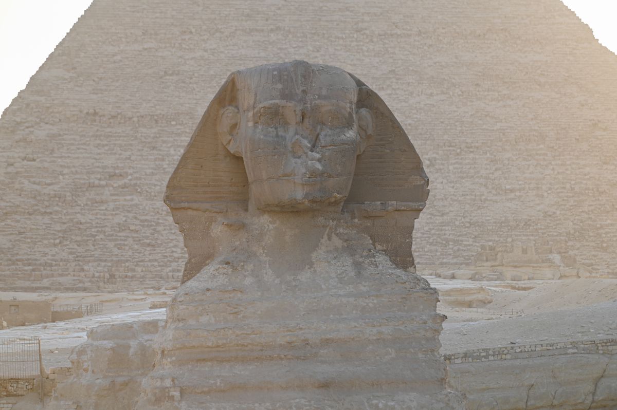 Kvíz, a Gízai-fennsíkon a piramisok előtt álló Szfinx.