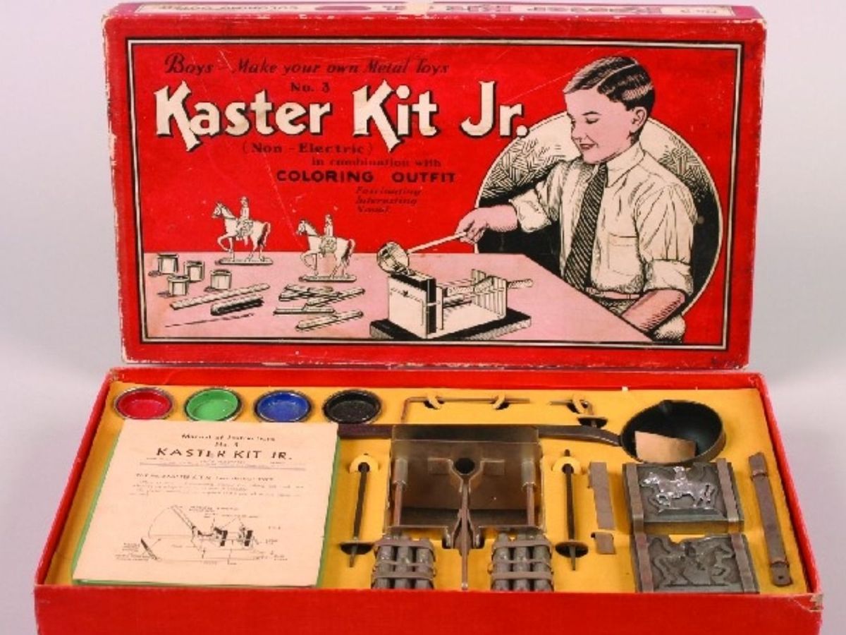 A Gilbert vállalat szinte szakosodott a veszélyes anyagokat tartalmazó játékkészletekre, a szintén életveszélyes ólomöntést is gyakorolhatták a gyerekek a cég egyik játéka révén.