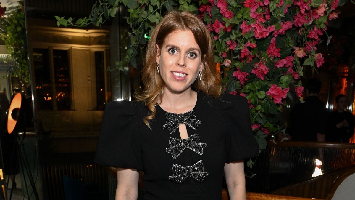 Most éppen Beatrix hercegnő táncol a királyi  család idegein