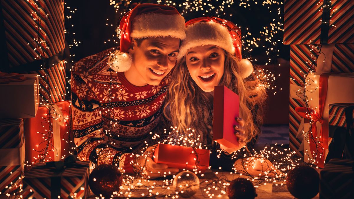 A felnőttek karácsonyi varázslata: ajándék, fények és nevetés