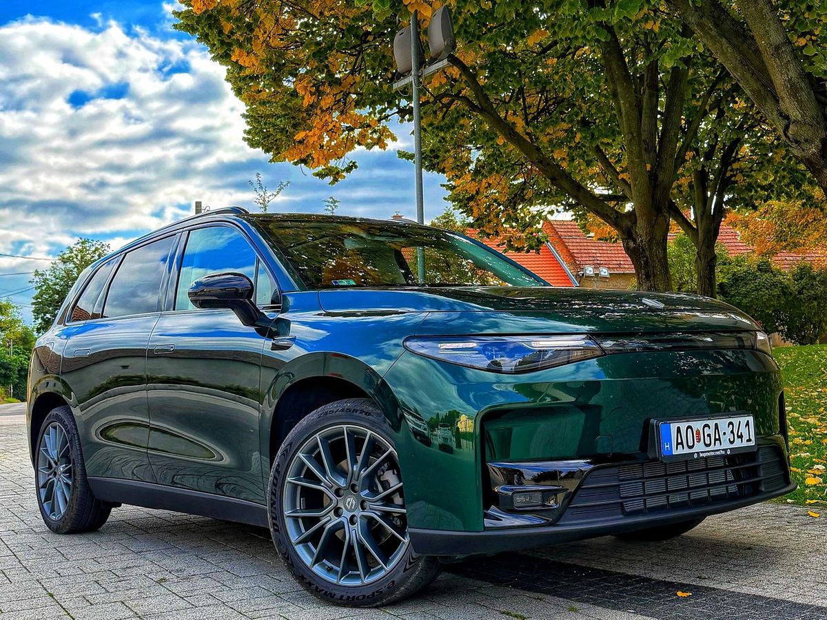 Leapmotor C10 smaragd zöld színben áll az őszi tájban.