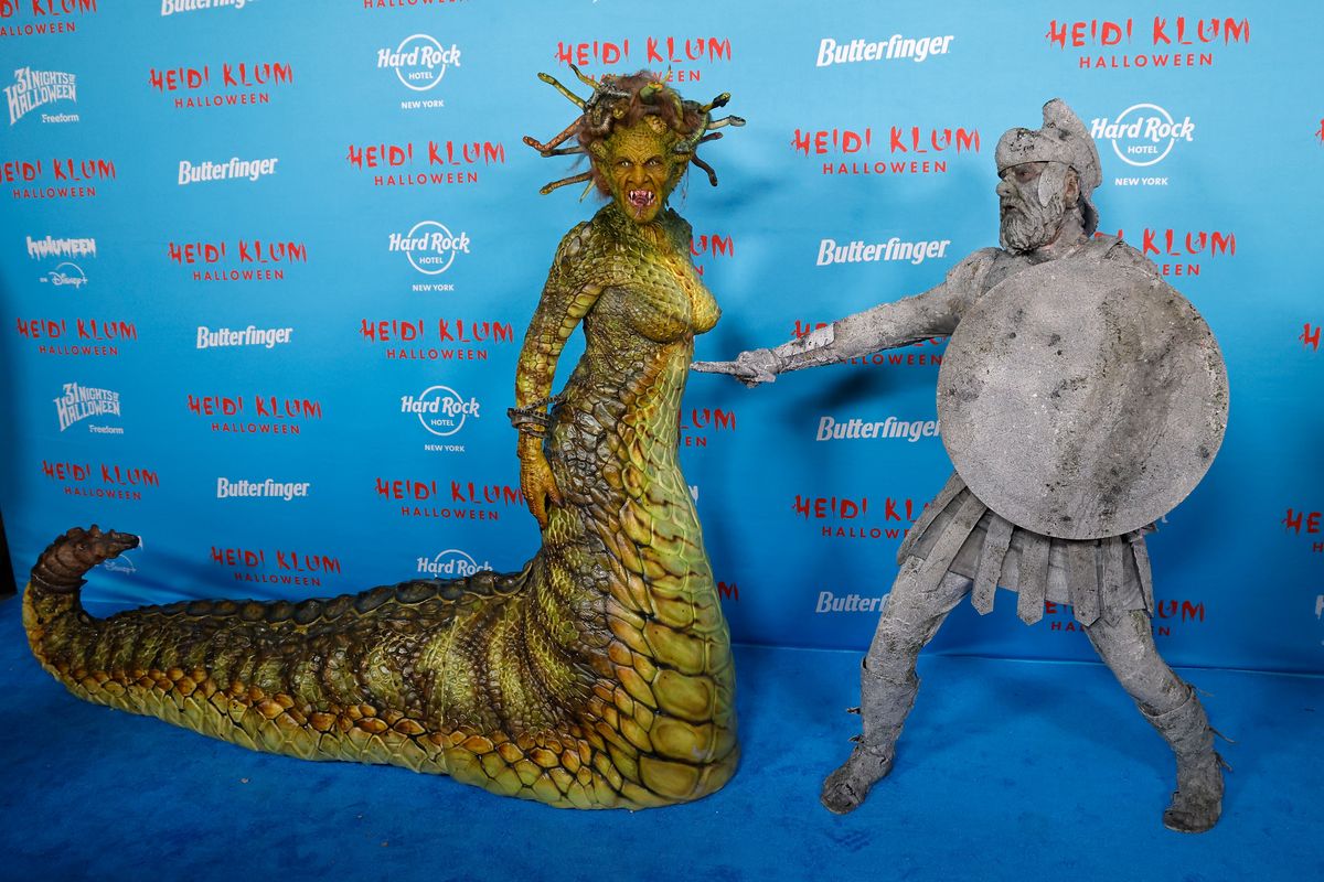Heidi Klum és férje, Tom Kaulitz - A 25. jubileumi buliban ezeket a halloweenjelmezeket viselték: Medúza és egy kővé vált katona