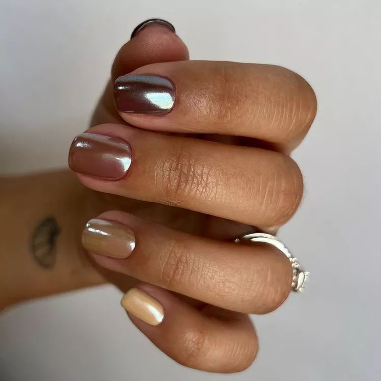 Króm manikűr, ami rövid körmökön is jól mutat 