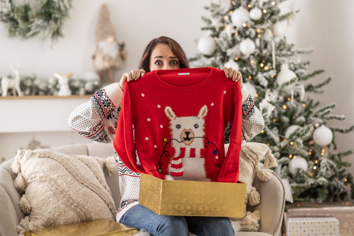 Egy nő csalódott, mert csúnya pulcsit kapott karácsonyi ajándékként. 