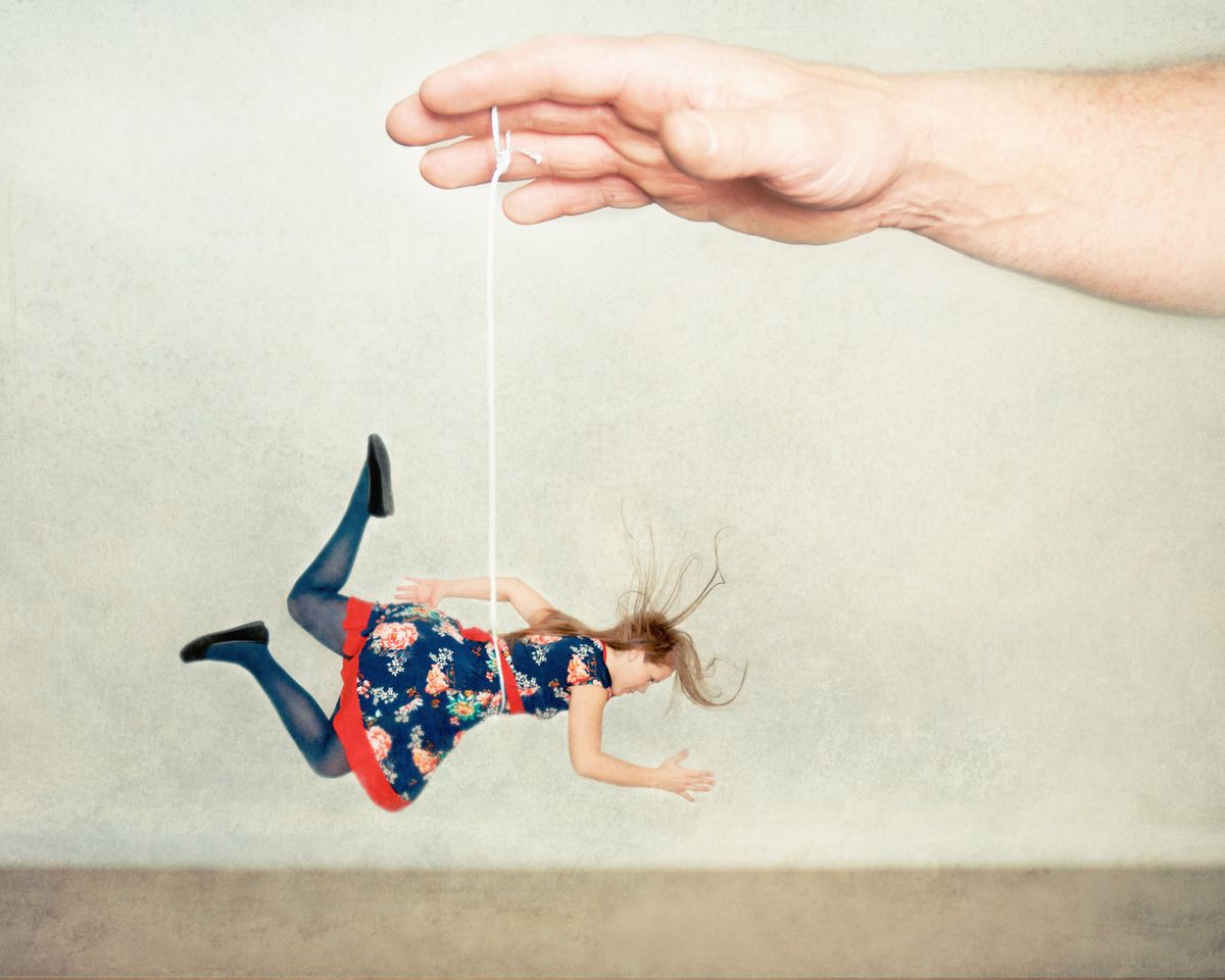 Párkapcsolati kontroll, egy nőt befolyásol egy férfi kéz egy zsinórral. 