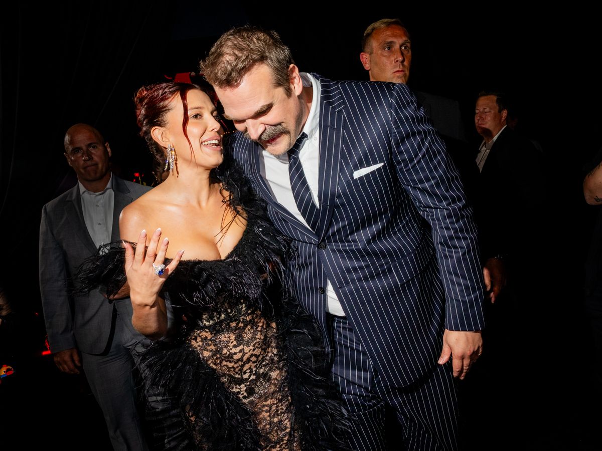 Szent a béke? David Harbour és Millie Bobby Brown közösen jelentek meg a vörös szőnyegen