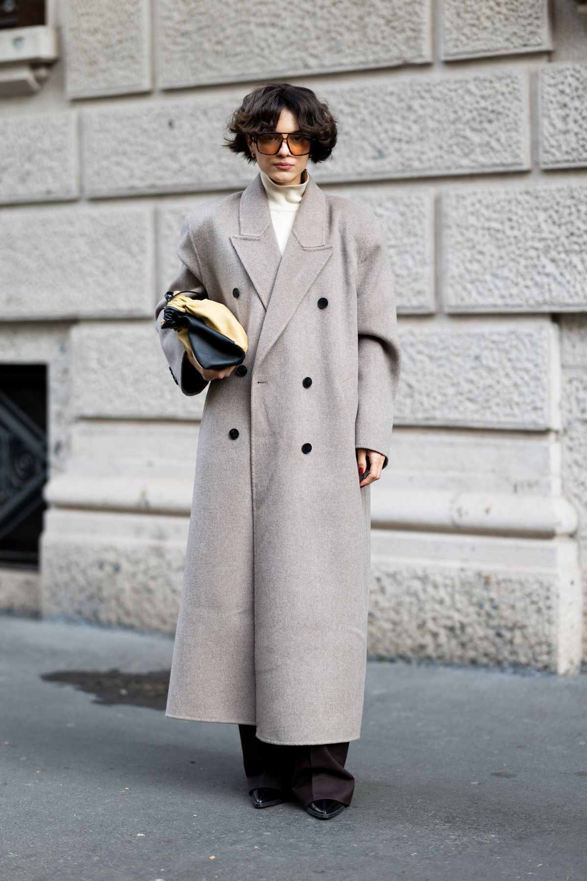 A kétsoros vászonkabát újra divat idén. 