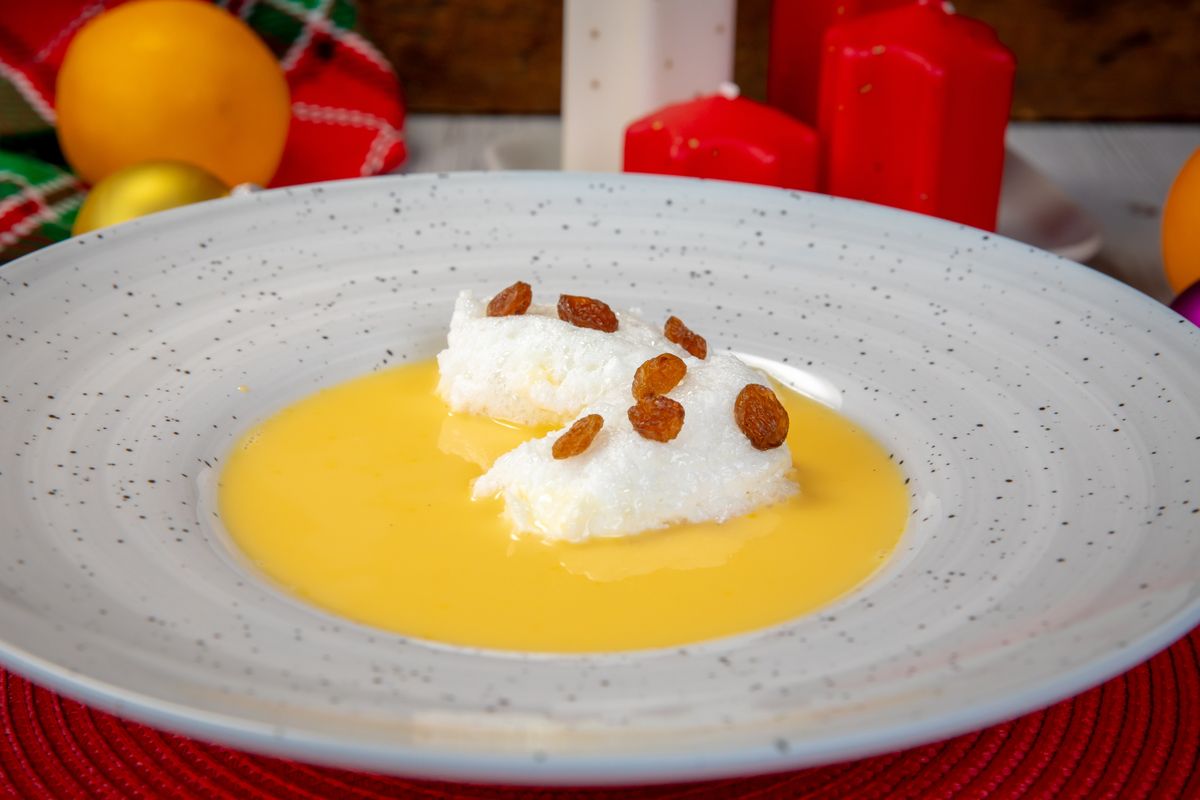 A borlevest fahéjhabbal tálalták egy fehér tányérban.