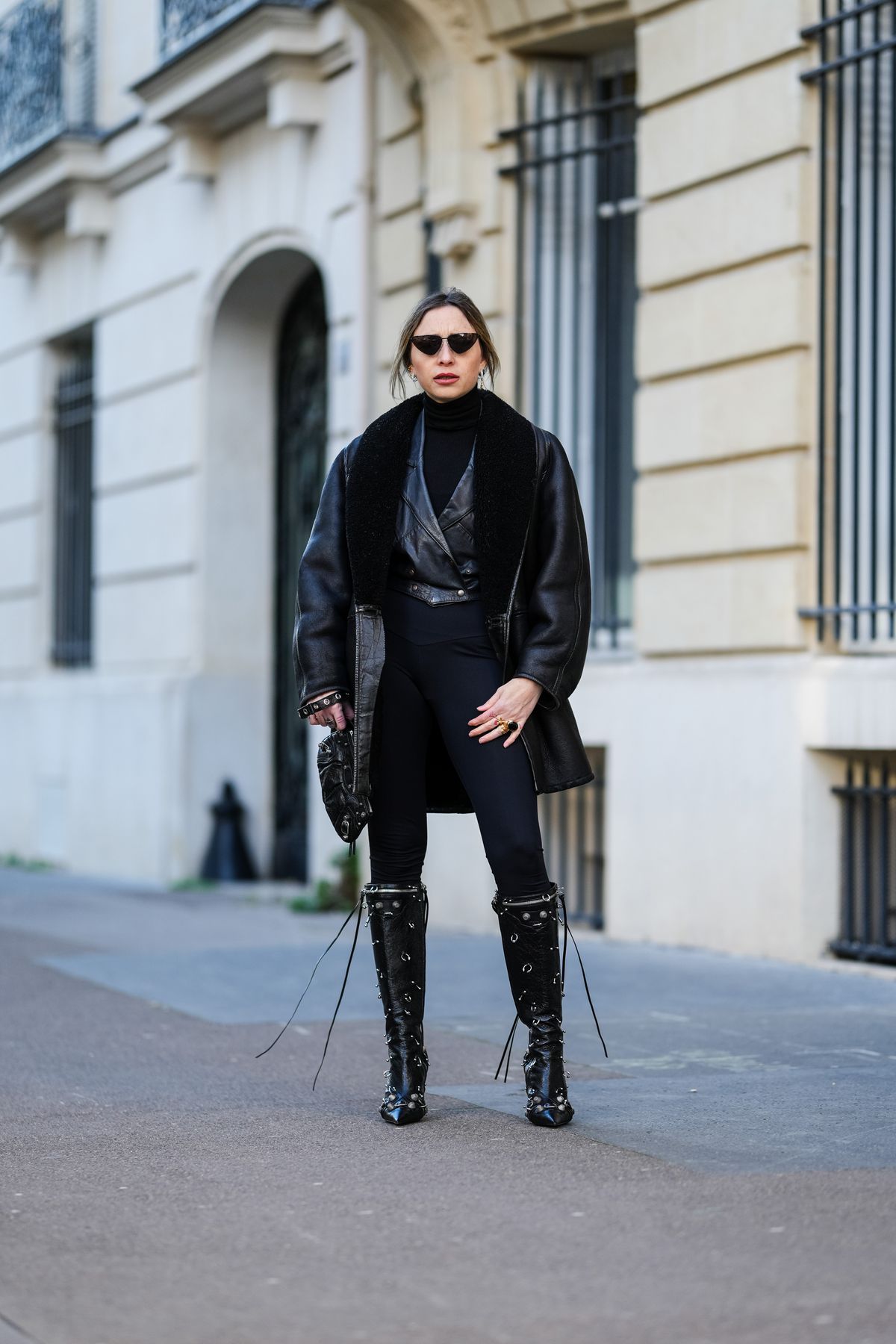 Monokróm összeállítás magassarkú csizmával. 