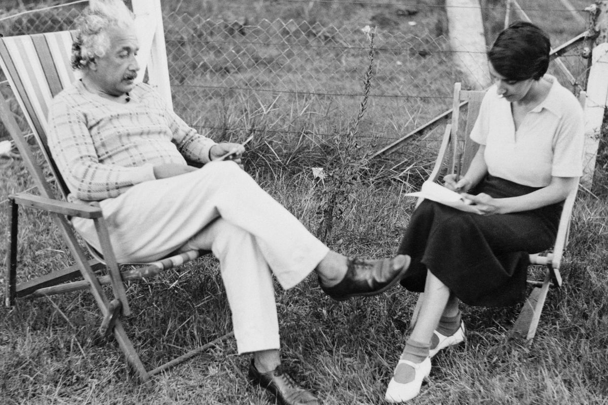 Einstein híresen nem törödött a divattal, a normákkal, zokni nélkül hordta cipőjét.  A little work in comfort. Professor Albert Einstein dictates to his secretary, long in his employ, Fräulein Helen Dukas, at Coq-sur-Mer, Belgium, where he took refuge from Nazi threats. When Belgian police officials were unable to guarantee his safety from possible Nazi attack, the scientist left for an unrevealed destination in England.