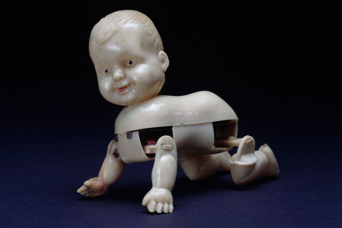 A 19. században készült „kúszó baba” volt az első mechanikusan mozgó játékbaba, ám inkább keltett félelmet, mint lelkesedést. GERMANY - AUGUST 02: Crawling baby, mechanical toy, 1940s. Germany, 20th century. Milan, Museo Del Giocattolo E Del Bambino (Toys Museum)(Photo by DeAgostini/Getty Images)