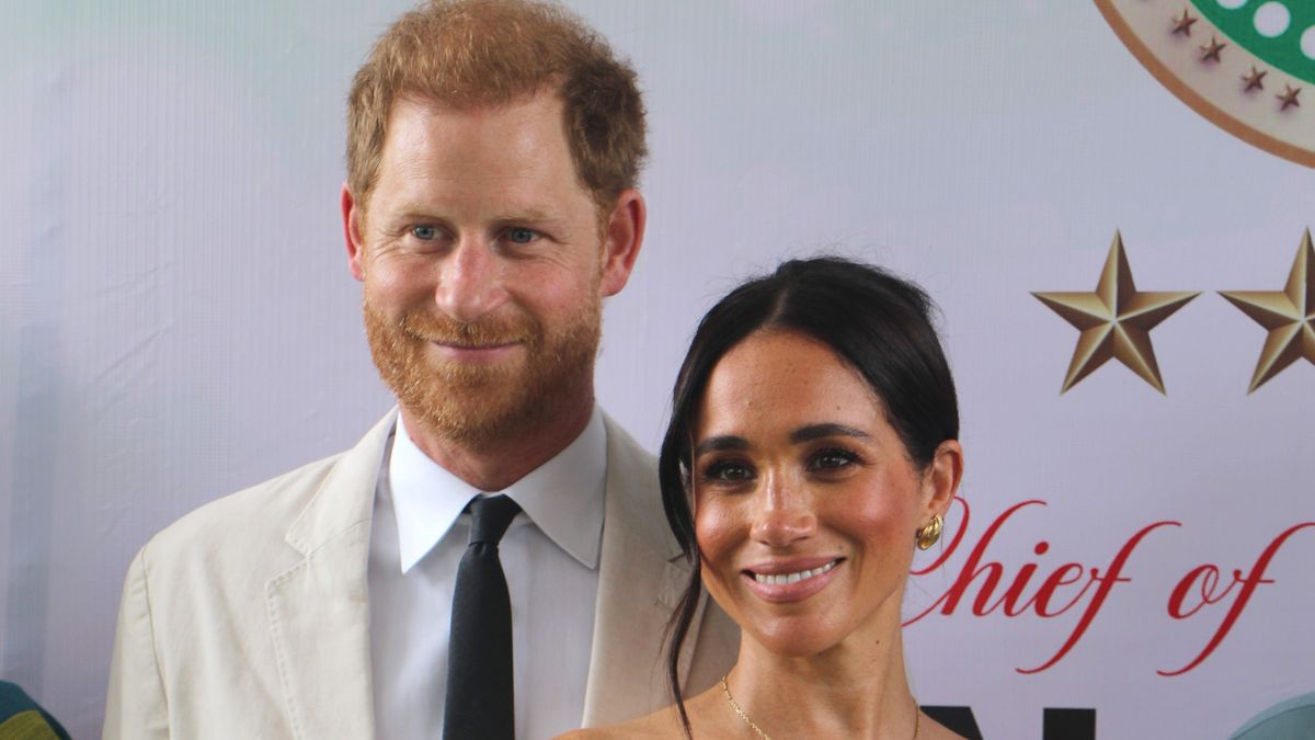 A szakértő szerint míg Meghan Markle játszik a kamerának, Harry inkább elbújna előle