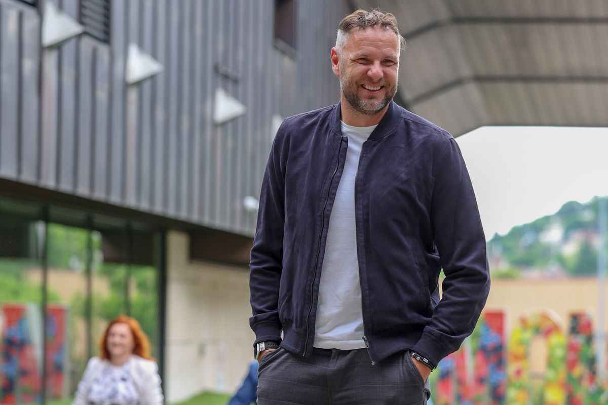 A képen Dávid Kornél mosolyog. 