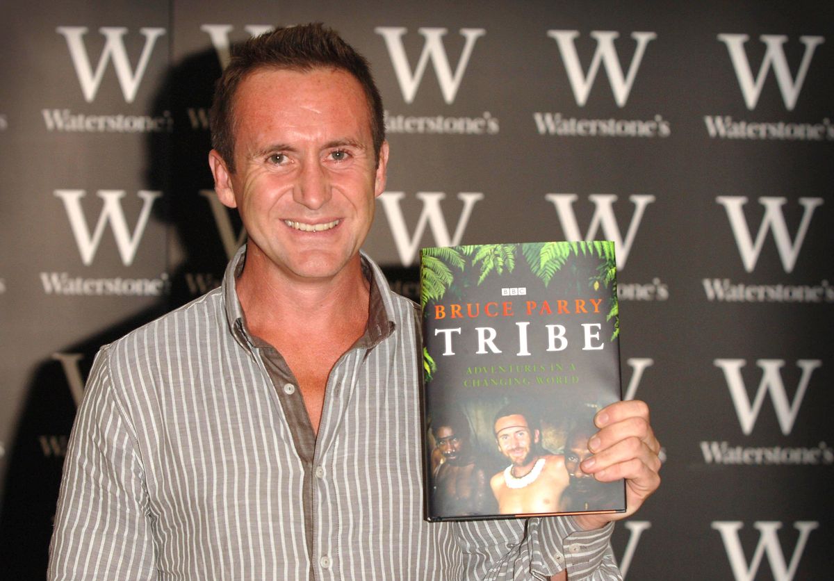 Bruce Parry felfedező beszél egy törzsi szertartáson, ahol a halálfélelem témáját természetesen kezelik.