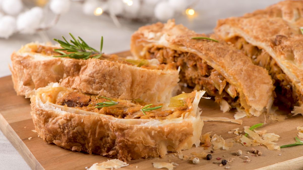 A káposztás bejgli egy valódi különlegesség, ha a megszokott ünnepi finomságok mellé valami szokatlan, de finom süteményt szeretnél készíteni.