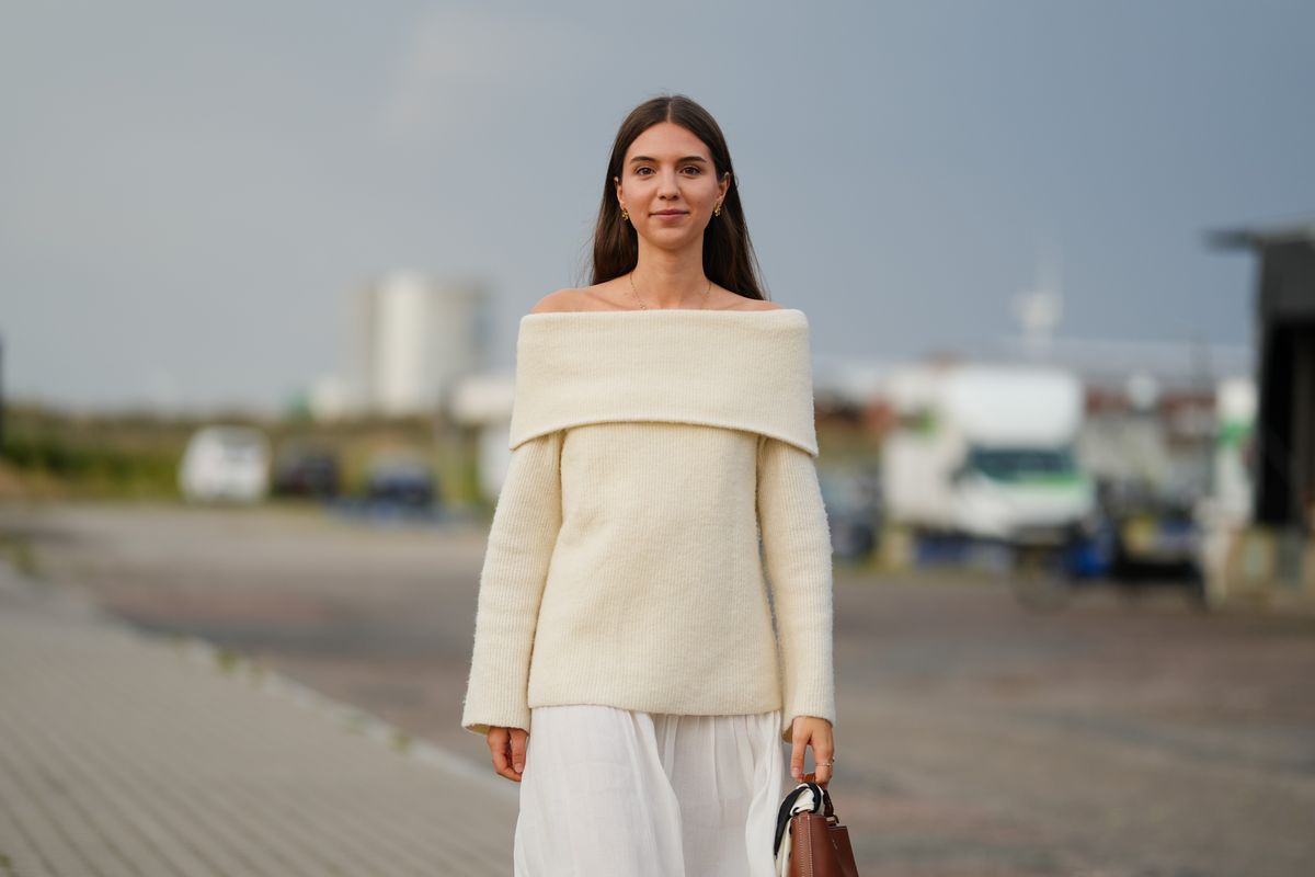 Fiatal nő nyitott vállú felsőben