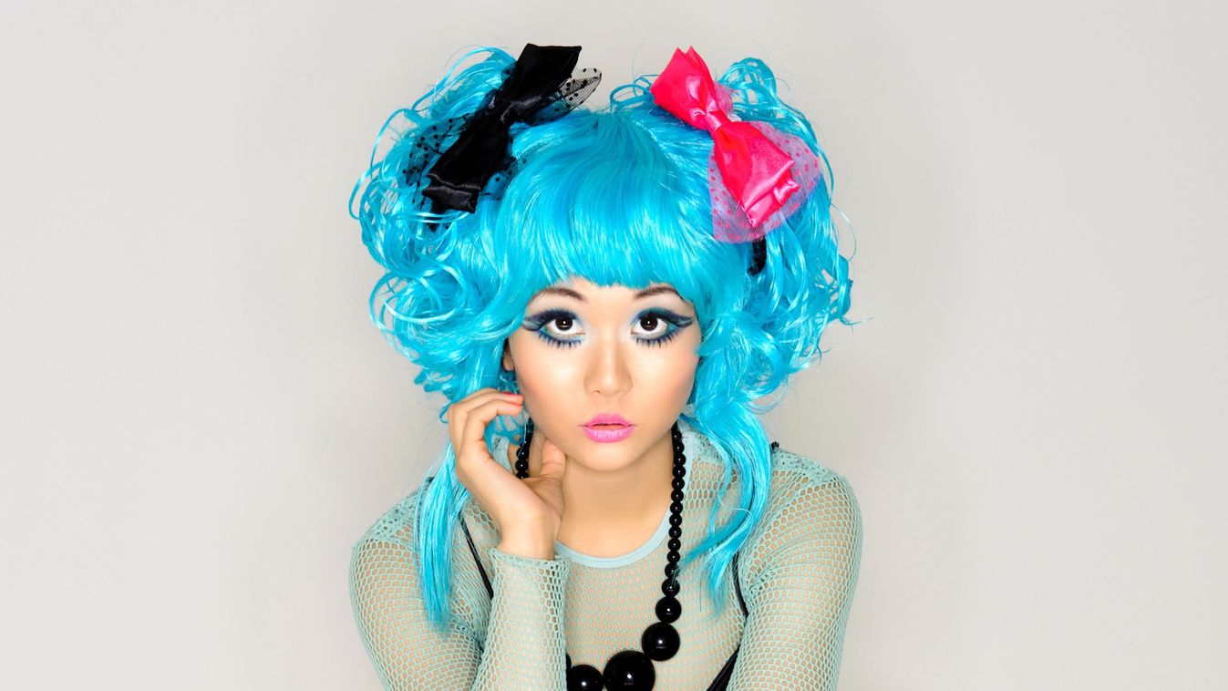 anime girl kék hajjal, statement fekete nyaklánccal