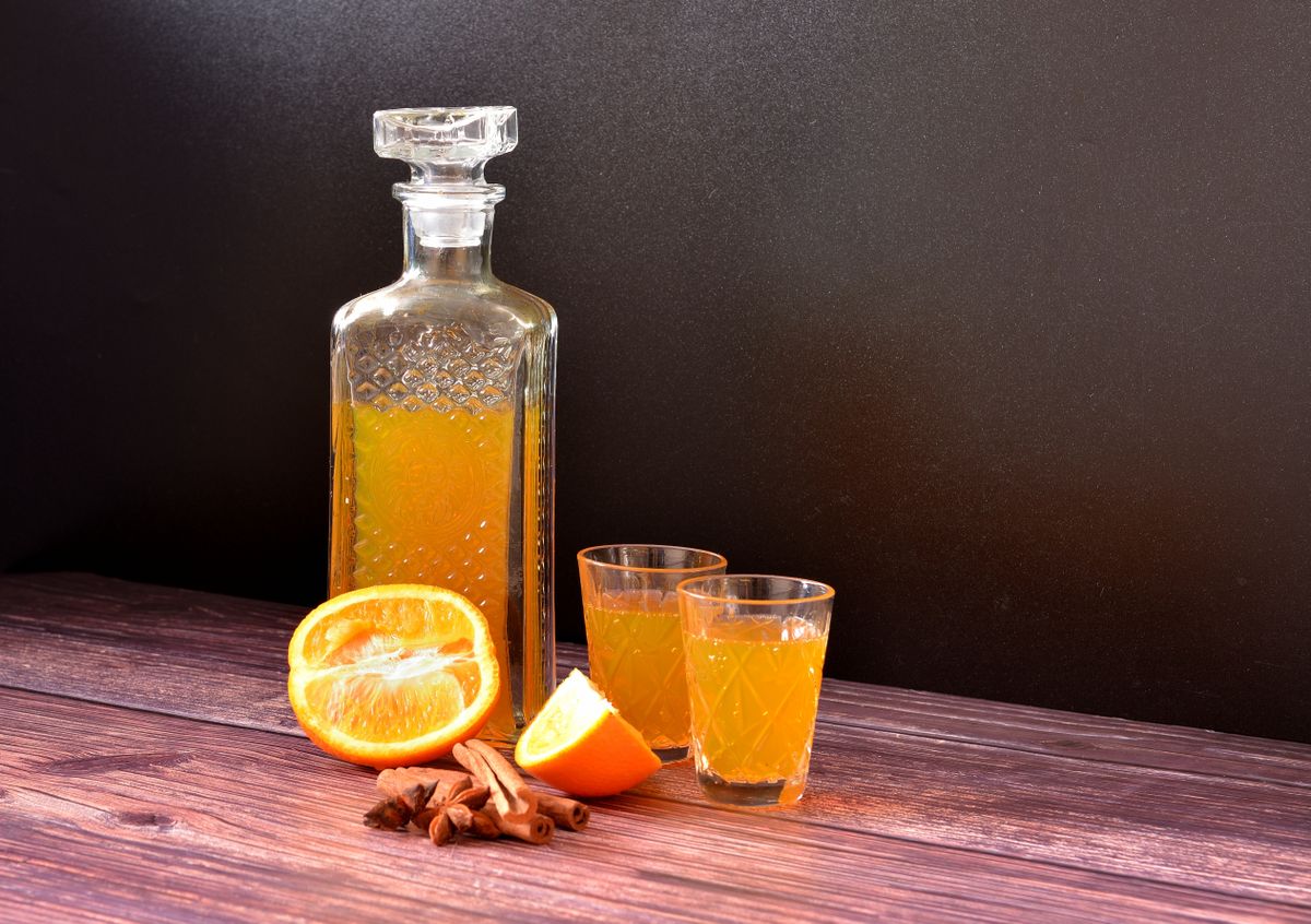 A mandarinos-narancsos likőr egy szép üvegben.