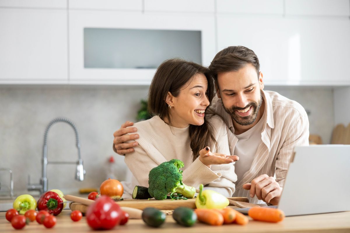 Hibák diéta alatt, fiatal pár zöldségekkel a pulton