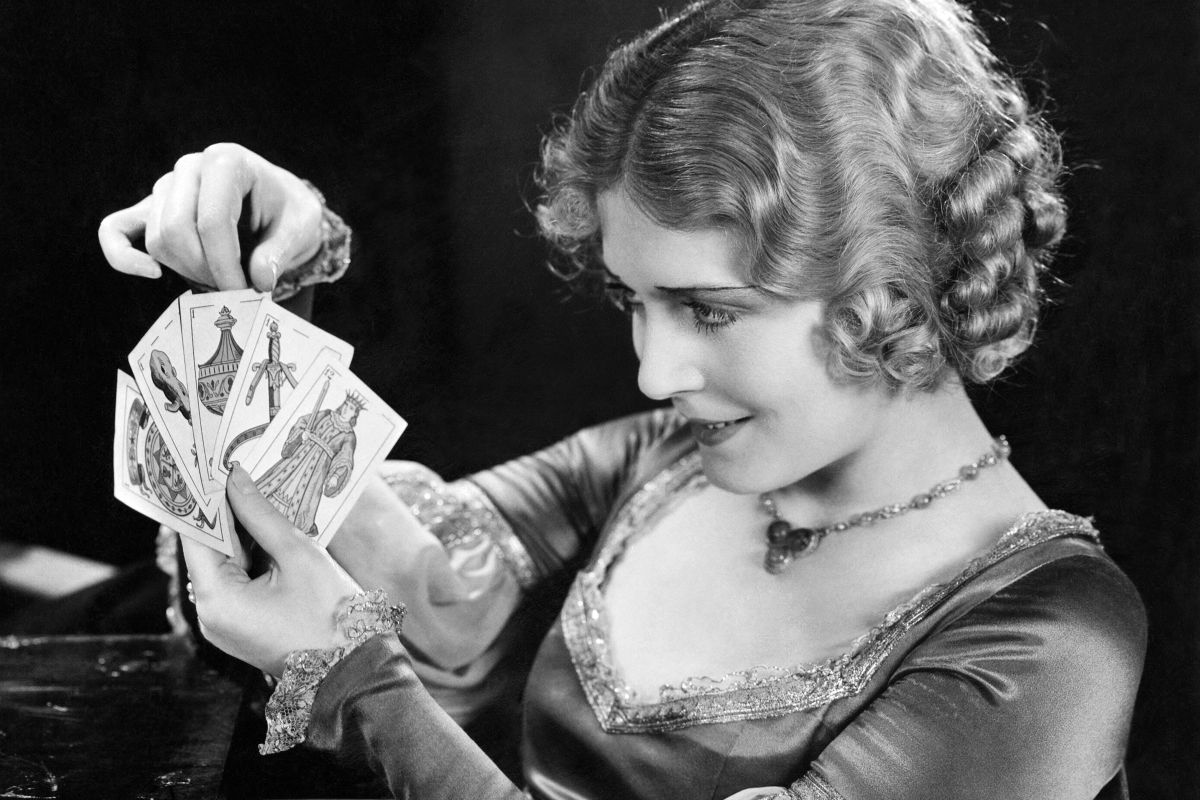 Mit árul el rólad a tarot születési kártyád? Actress Vilma Banky looks at a hand of tarot cards, Hollywood, California, mid 1920s. (Photo by Underwood Archives/Getty Images)