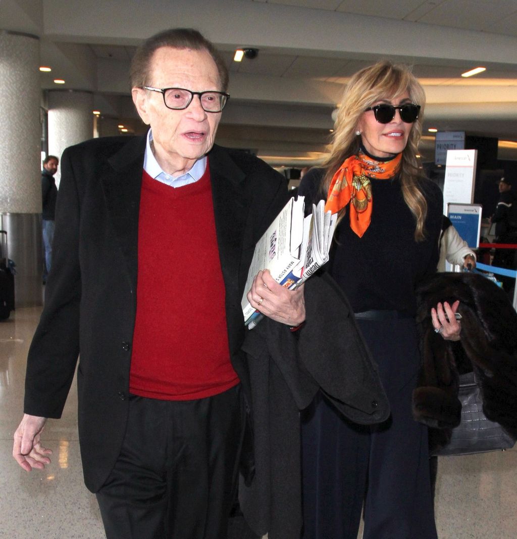 Larry King és Alene Akins
A legendás tévés műsorvezető, Larry King és felesége sem tudta elengedni egymást. Először 1961-ben vette feleségül Alene Akinst, majd 1967-ben újra. Második házasságukból közös lányuk is született. Bár végül különváltak, King mindig tisztelettel beszélt volt feleségéről, mondván: „ő az a nő az életemben, akit sosem felejtek el”.