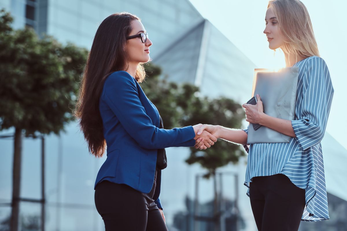 bemutatkozás kézfogás