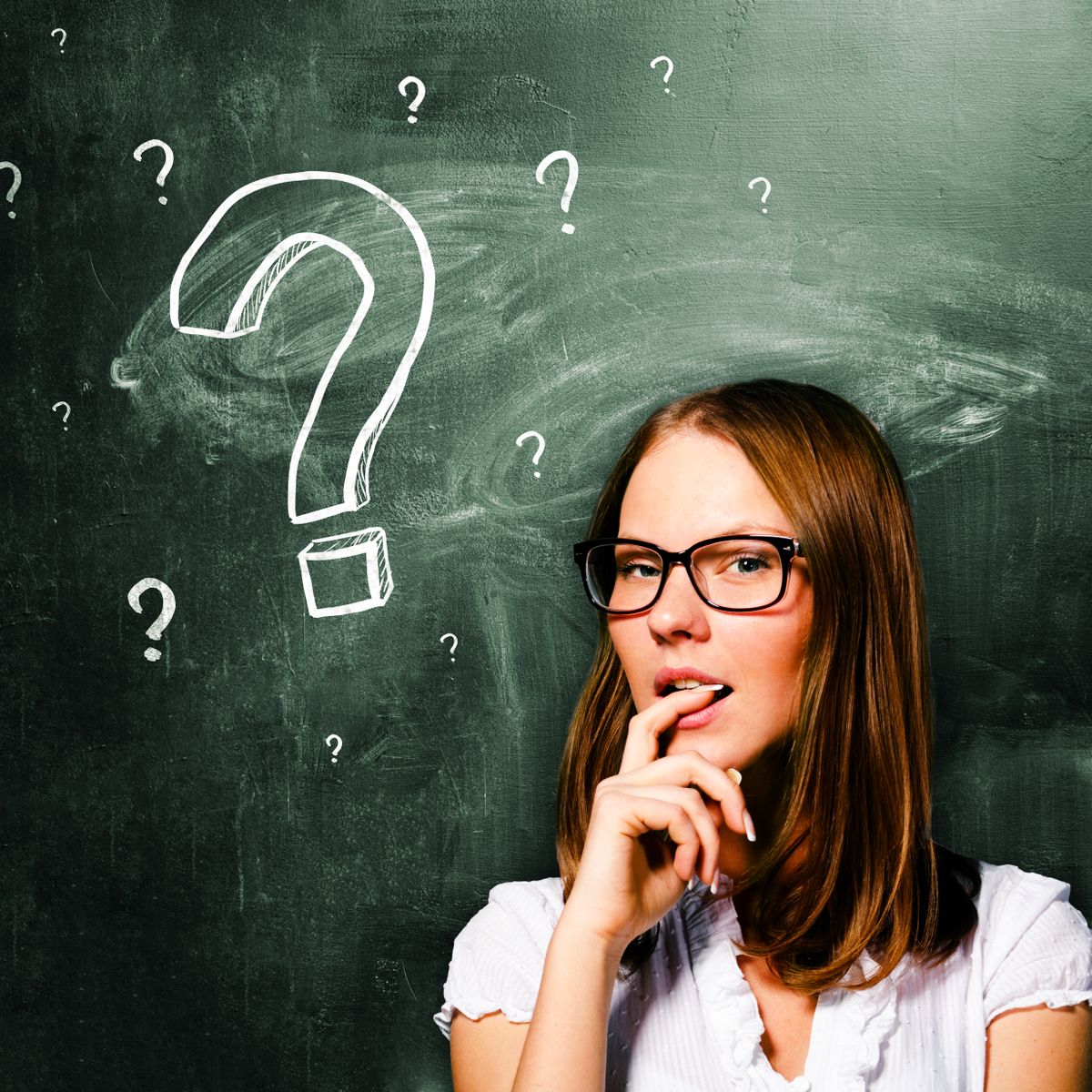 Egy nő egy tánl előtt, ai azt hiszi, ha elég szexi átmeny a CRT IQ-teszten.