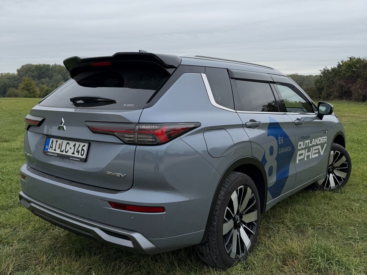 Mitsubishi Outlander PHEV hátsó része.